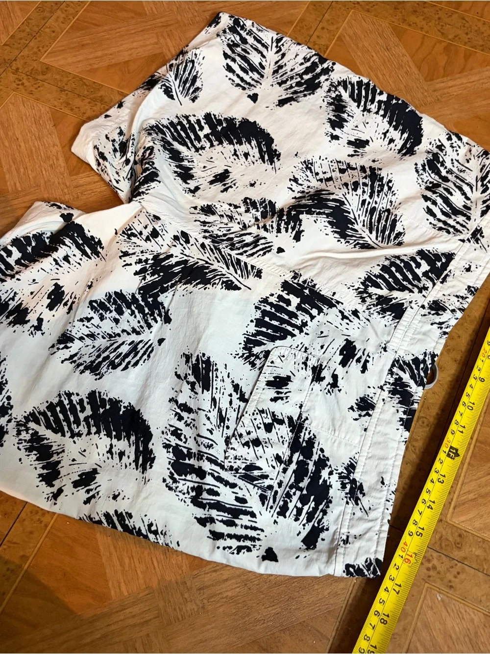 Onia Leaf-Print Hybrid Swim Trunks Sz 36